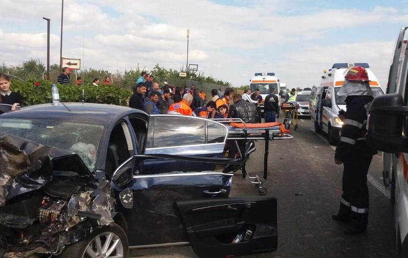 GALERIE FOTO/Un mort și patru răniți pe DN 2 E 85, în judeţul Vrancea, după ce două mașini s-au ciocnit