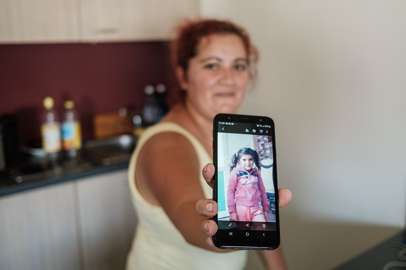 Oana, 28 de ani, ne arată o poză cu fetița ei, Lucia, care are 5 ani și care crește în România cu bunica. Lucia avea un an și opt luni și Oana încă o alăpta atunci când a plecat prima dată la muncă în Germania. Ferma Höfler Gemüse, Nürnberg, Germania