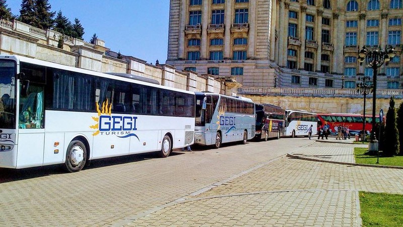 Autocare GEGI în curtea Palatului Parlamentului