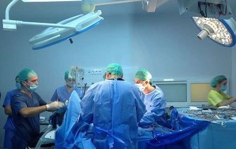INCREDIBIL! Un medic chirurg de top nu poate opera în România de jumătate de an!
