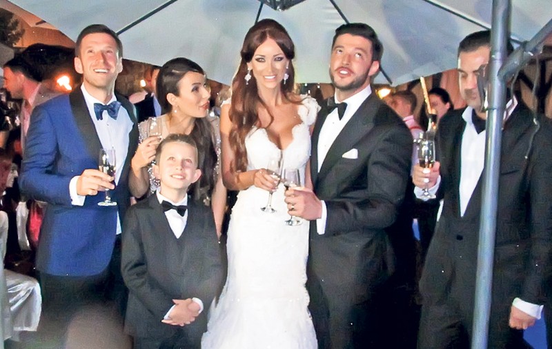 Bianca şi Victor au respectat tradiţia! S-au întâlnit cu naşii la o biserică din Deva