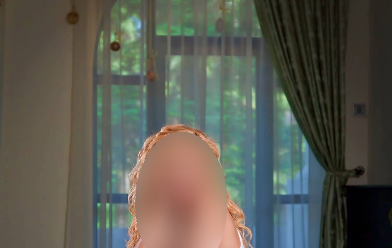 A avut O SINGURĂ PERECHE DE PANTOFI TIMP DE PATRU ANI. Acum are sute. VEZI CINE ESTE VEDETA care a dus-o atât de rău în adolescenţă