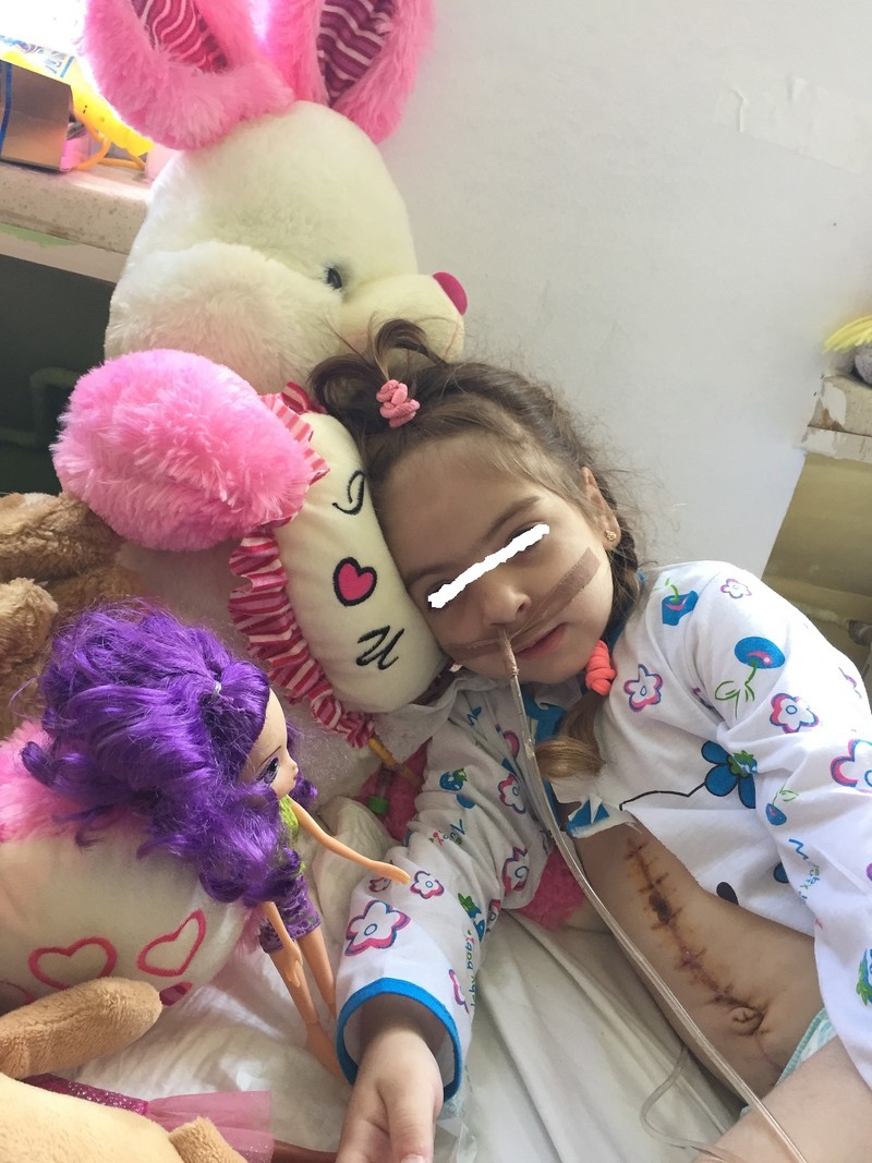 Mama bătăușă, cinci ani de pușcărie Din închisoare, Adela Viorica Oniga, cea care și-a maltratat feița de numai patru ani, va trebui să plătească despăgubiri spitalelor și cheltuieli de judecată în valoare de aproape 30.000 de lei