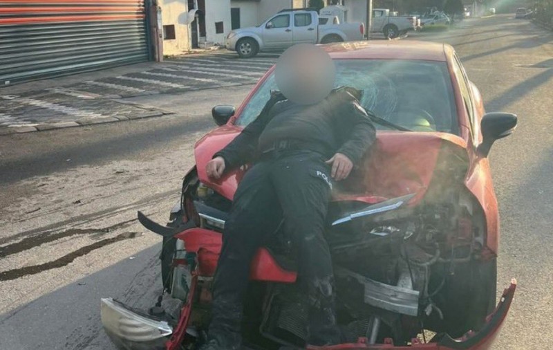 Polițist spulberat de un autoturism și purtat inconștient pe capota mașinii; șoferul a oprit doar ca să facă o fotografie