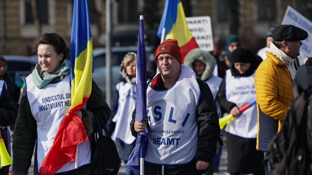 protest al profesorilor in fata palatului cotroceni