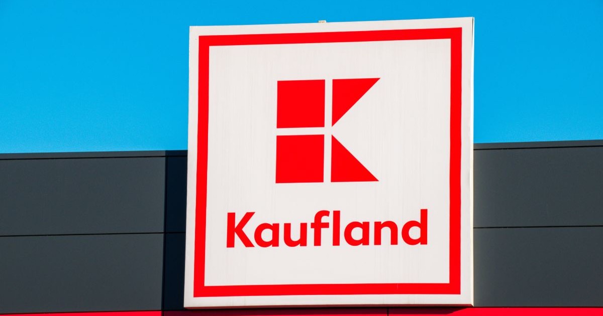 Sigla Kaufland pe un magazin, iar pe fundal cerul albastru