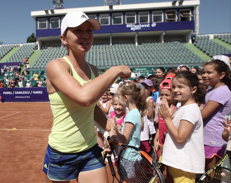Simona Halep a făcut schimburi de mingi cu peste 100 de copii. Numărul trei mondial WTA a petrecut peste o oră și un sfert pe zgura de la Arenele BNR / ^GALERIE FOTO