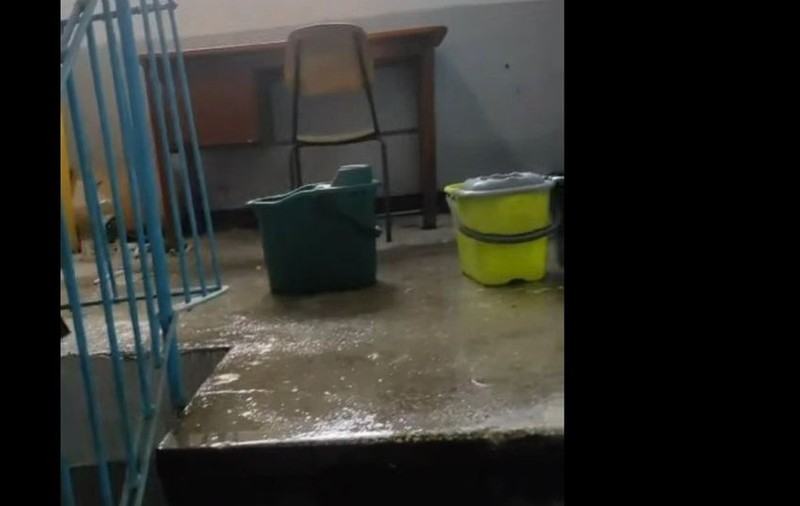 Polițiștii din Botoșani scriu documente pe capota mașinii, de frică să nu cadă tavanul sediului peste ei: „Strângem apa cu fărașul la fiecare ploaie”