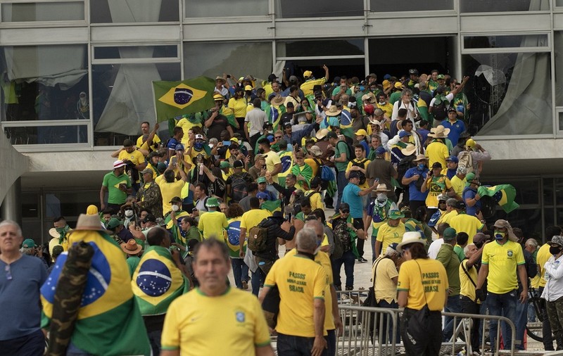 Momentul în care susținătorii lui Jair Bolsonaro intră în sediul Curții Supreme, în Brazilia. VIDEO