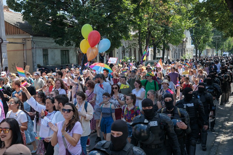 500 de oameni care au participat duminică, 19 iunie 2022, la cel mai numeros marș Pride din istoria Republicii Moldova