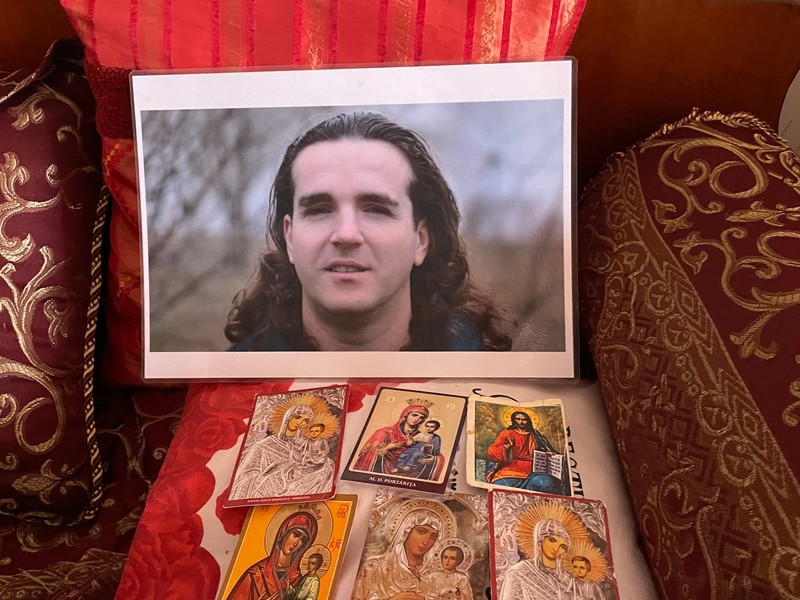 Fotografia cu Alexandru Găzdac, în casa părinților săi