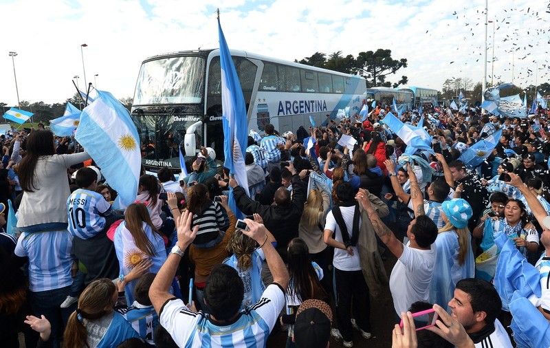 FOTO&VIDEO / Argentinienii au fost ovaţionaţi de mii de fani la întoarcerea acasă 