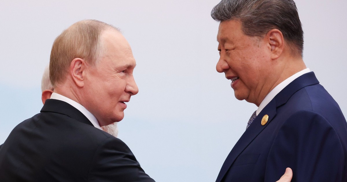 Xi Jinping și Vladimir Putin se salută în China, la summitul OCS.