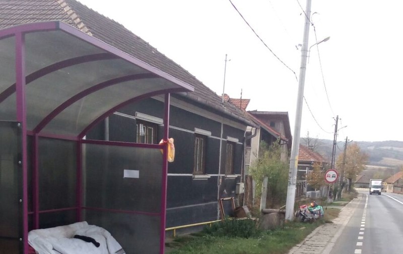 Doarme în stația de autobuz! Situație tragi-comică într-o localitate din Hunedoara!