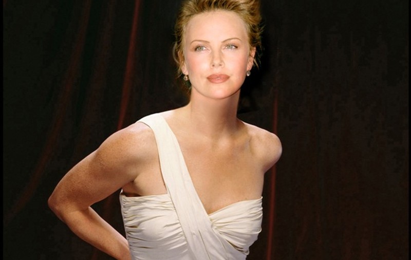 Charlize Theron s-a despărţit de Ryan Reynolds