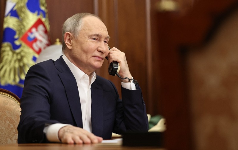 Vladimir Putin, surprins în timp ce vorbește la telefon. Poză cu caracter ilustrativ. Foto: Profimedia Images