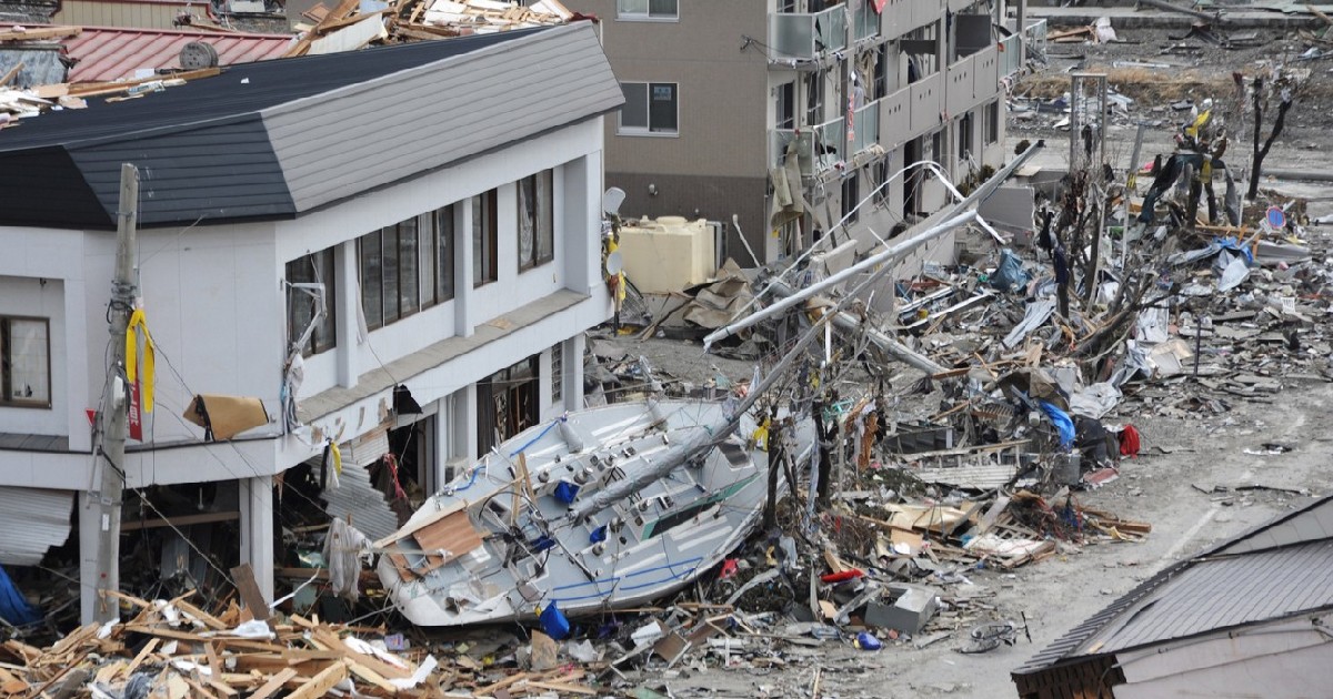 O barcă de pescuit printre resturile unui cutremur cu magnitudinea de 9,0 și a unui tsunami.