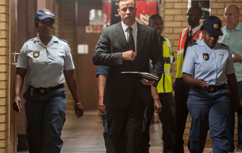 Și-a ucis soția, dar acum e liber. Atletul paralimpic sud-african Oscar Pistorius a ieșit din pușcărie după un an. Parchetul a făcut apel împotriva condamnării sale și vrea altă încadrare