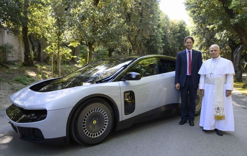 Papa Leon al XIV-lea a testat modelul Ferrari complet electric: „Este primul cu patru uși?”