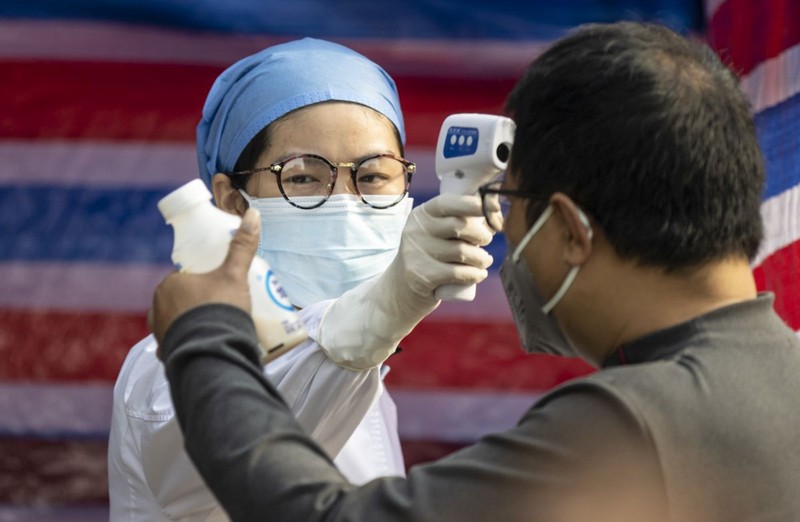 Cetățenii sunt testați pe stradă în orașele Chinei, de medicii care încearcă să depisteze simptomele penumoniei FOTO: EPA