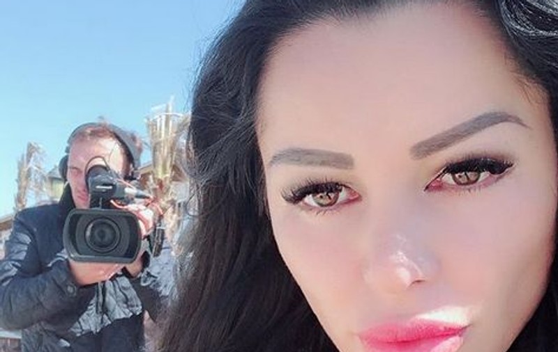 Brigitte Sfăt, la plajă în toate pozițiile. În ce ipostaze s-a afișat bruneta | FOTO