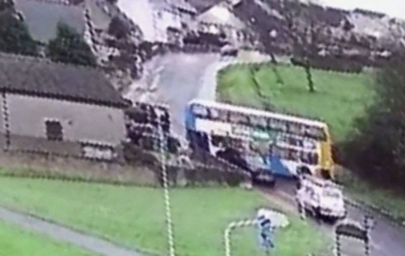 Momentul în care un autobuz derapează din cauza poleiului, se răsucește și lovește mașinile parcate, la Kircaldy, în Scoția | VIDEO