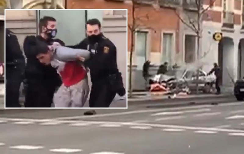 VIDEO | Polițiști aplaudați când arestează un român, la Madrid. A furat o Honda, a lovit 4 agenți și-o gravidă și a fost scos în pumni din mașină