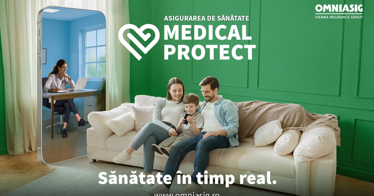 Familie fericita, sot, sotie si copil pe canapea. Medical protect. Sanatate in timp real