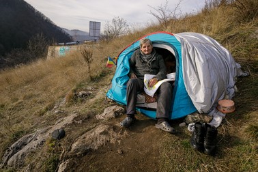 Costică Calmuschi, în cortul care îi ține loc de casă