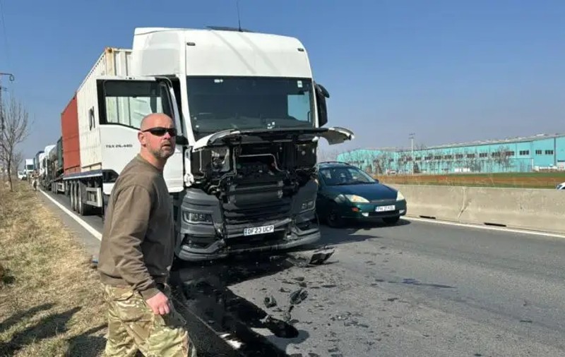 Ciocnire în lanț pe DN1, în Prahova. Trei vehicule militare înmatriculate în Marea Britanie au fost implicate