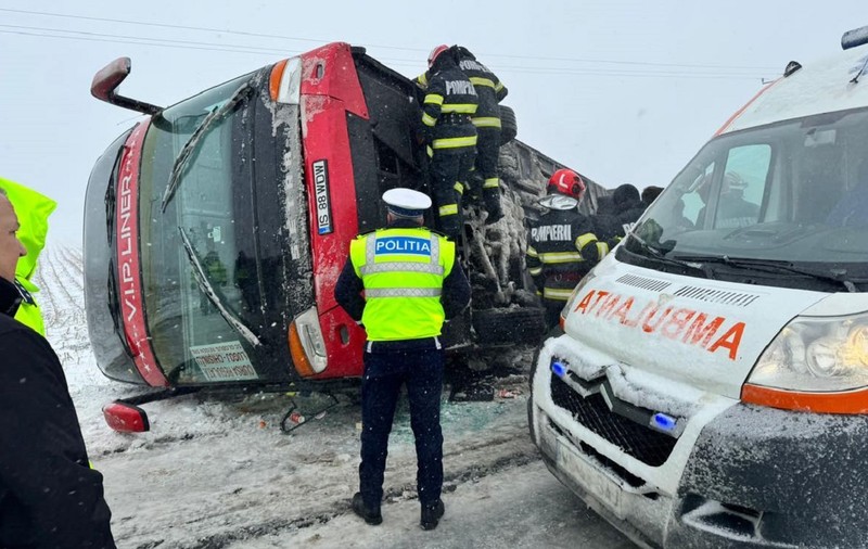 Un autocar cu 40 de oameni s-a răsturnat pe DN24, în județul Vaslui. 15 răniți, a fost activat Planul roșu de intervenție