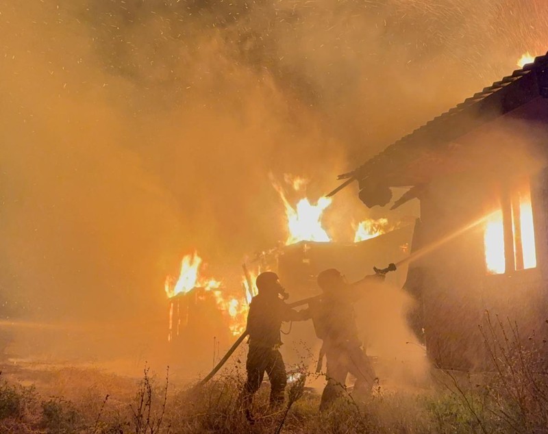 Incendiu de proporții la Galați. Barăcile unui fost şantier feroviar au luat foc, iar flăcările s-au extins rapid