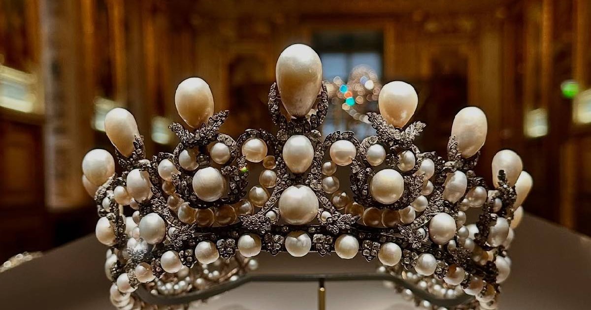 Tiara care-i aparținea soției lui Napoleon al III-lea acoperită de pietre prețioase, din aur