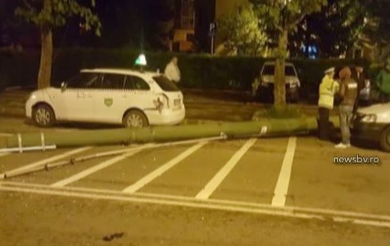 Accident neobişnuit în Braşov! Un troleibuz a pus la pământ trei stâlpi de electricitate!