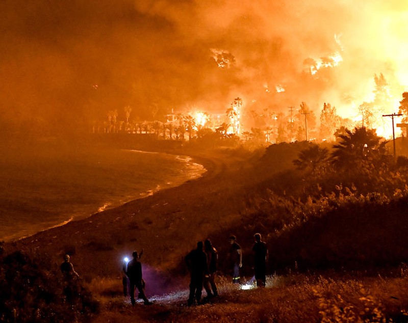 Incendii de vegetație în Grecia. Cel puţin şase sate şi două mănăstiri, evacuate