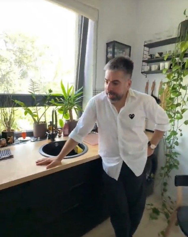 Imagini din apartamentul în care locuiește Maurice Munteanu. În sufragerie are o canapea vintage care costă 8.000 de euro