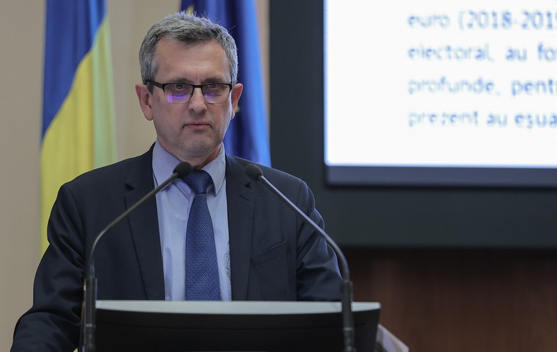 Economistul șef al BNR: „Nu vă mai așteptați să vă crească nivelul de trai, deja trăiți cu mult peste posibilități. Refolosiți lucruri, reparați-le”