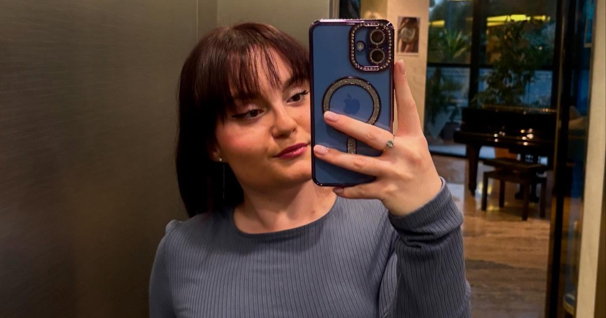O tânără își face selfie într-o oglindă