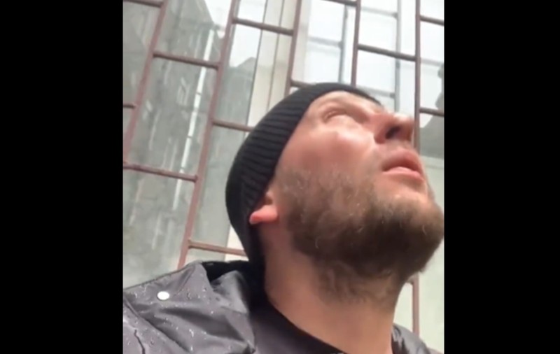 VIDEO. Un voluntar ucrainean înregistra un videoclip când o rachetă a lovit blocul sub care stătea