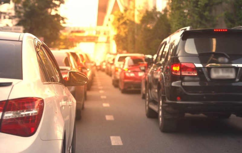 Distanța legală între vehicule: cum eviți suspendarea permisului pentru conducere agresivă