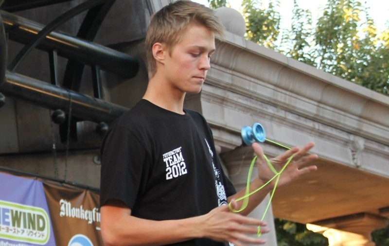 VIDEO / Magia unui practicant de Yo-Yo! 3 minute de plăcere cu o rolă și un fir