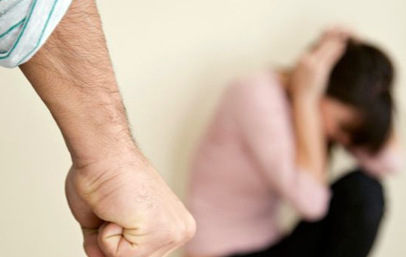 O fată de 13 ani din Galați a primit peste 700 de mesaje de amenințare cu moartea sau cu violul: ”Stăm în teroare”
