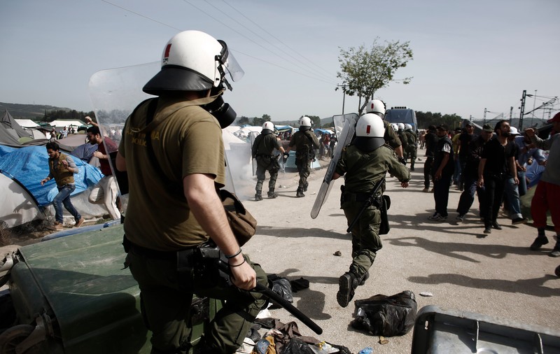 Imigranţii din Grecia caută noi rute pentru a ajunge în Macedonia