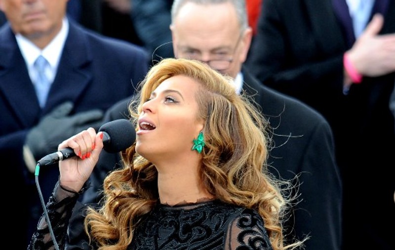 SCANDAL ÎN AMERICA! Gestul pe care nu te-ai fi AȘTEPTAT să-l facă BEYONCE, la ÎNVESTIREA președintelui BARACK OBAMA!