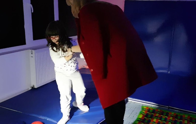 VIDEO | Cum arată camera senzorială pentru copiii cu autism și ADHD. E întunecoasă, are perdea de lumini și oglinzi care nu se sparg