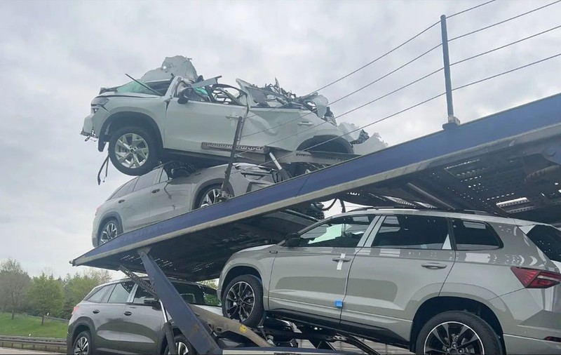 Mașină nouă-nouță de 100.000 de euro distrusă de șoferul de camion care o transporta și a uitat să facă o manevră simplă, în Germania