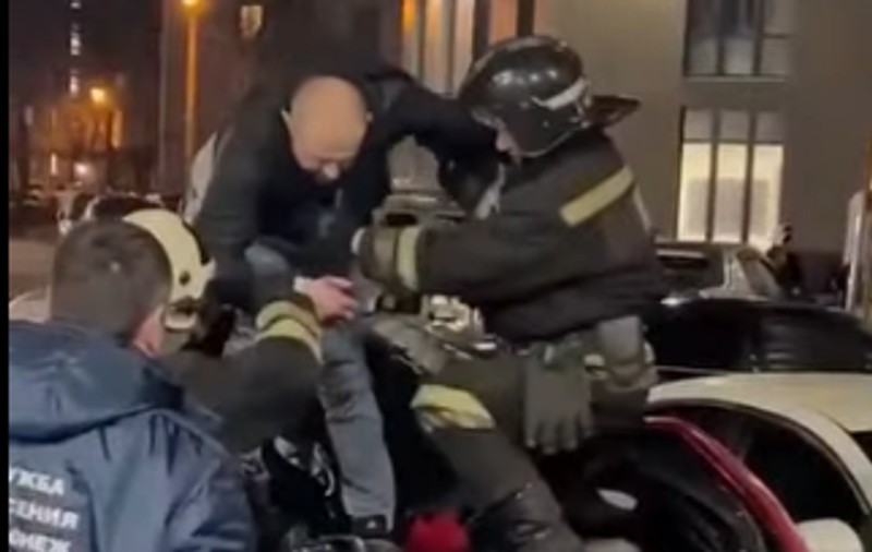 Un rus a supraviețuit miraculos, după ce a căzut de la etajul al 19-lea al unui bloc din Voronej