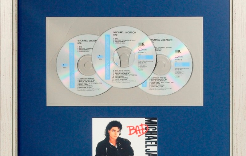 FURTUL ANULUI! Piesele nelansate ale lui Michael Jackson, furate de piraţii cibernetici. La mijloc sunt 250 milioane de dolari!