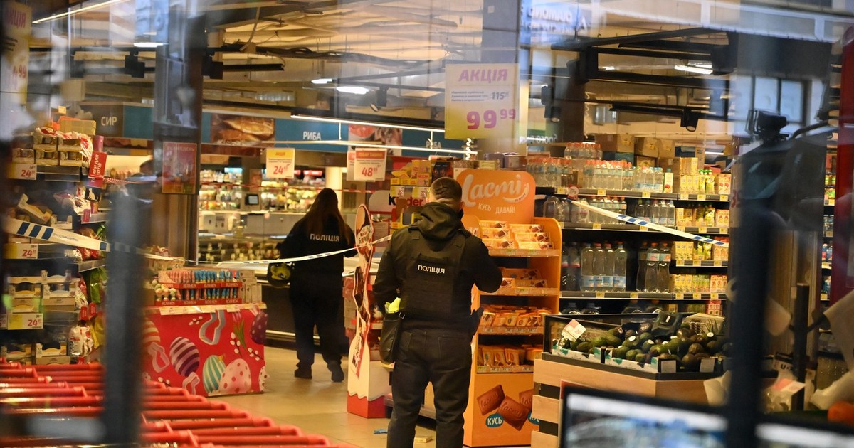 Polițiști aflați în interiorul supermarketului und atacatorul a luat ostatici și a fost ucis de forțele speciale Foto: Profimedia