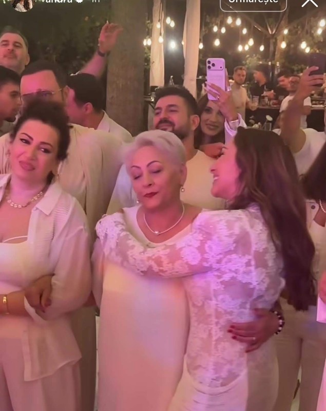 Imagini emoționante cu Andra și mama ei la petrecerea aniversară a artistei. „M-ați format și vă mulțumesc pentru tot”
